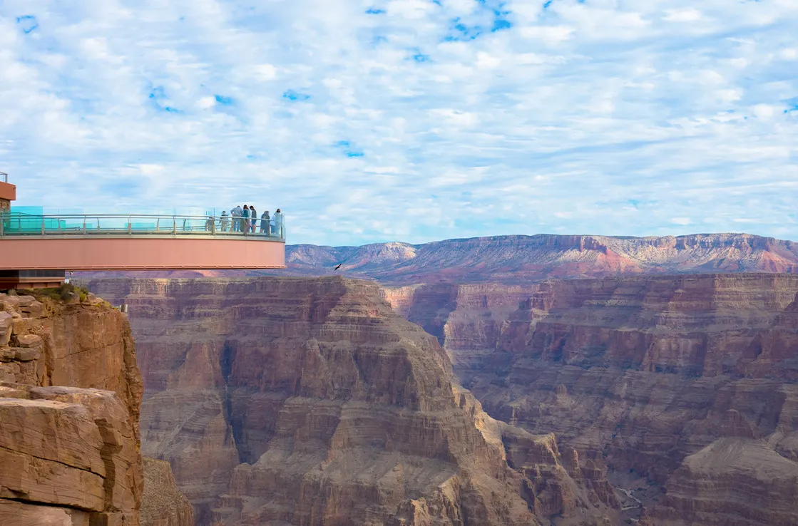 Grand Canyon Skywalk on yksi maailman huikeimmista lasisilloista. Sillan lattian läpi on näkymät 1,2 km alapuolella olevaan kanjonin rotkoon.